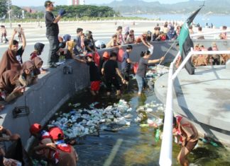 Agar Mamuju Kian Mapaccing, Pramuka dan HMI Bersih-bersih Pantai