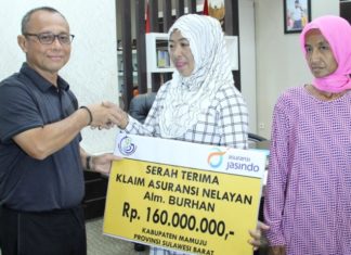 Habsi Serahkan 320 Juta Asuransi Nelayan