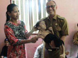 Habsi Wahid Jenguk Anak Penderita Gizi Buruk