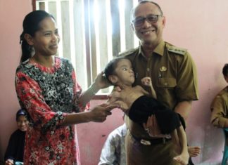 Habsi Wahid Jenguk Anak Penderita Gizi Buruk