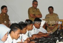 Gubernur Carlo Pantau UNBK SMK