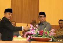 Harun Terima Naskah Formal Daerah dari Gubernur Ali