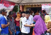 Warga Miskin Mamuju Terima Zakat dari Pemprov Sulbar