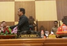 Nur Alam Tahir Serahkan Ranperda di Kantor DPRD Sulbar