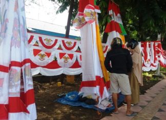 Raup Rupiah Berbekal Bendera dan Umbul-Umbul