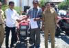 Irpandi Yaumil Serahkan Handtraktor Kepada Petani di Matra