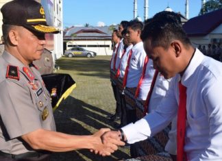 Kapolda Sulbar Berikan Penghargaan Kepada 7 Personil