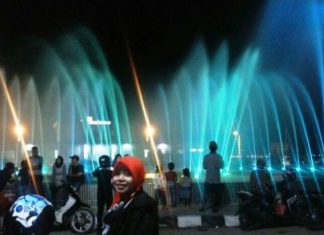 Semburan Air Mancur Arteri, Bagai Pelangi di Sabtu Malam