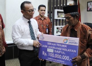 Bupati Mamuju Serahkan Klaim Asuransi Nelayan