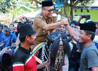 Habsi Wahid di Atas Kuda Sayyang Pattuqduq