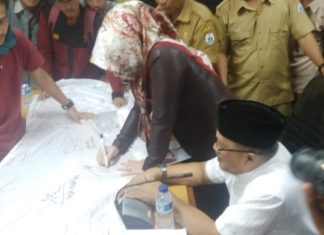 Di Keranda Mayat Tertulis ‘Matinya Demokrasi’ Dibawa ke DPRD Sulawesi Barat