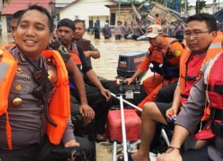 Penjaga Kota yang Lincah, Setia Bertahan di Banjir Trengginas