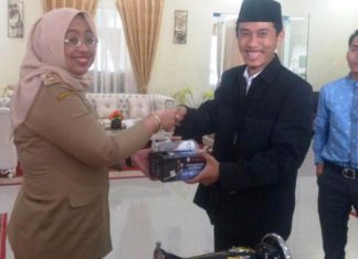 SMK Muhammadiyah Mamuju Dapat 2 Unit Mesin Jahit dari “Rangas Baru”