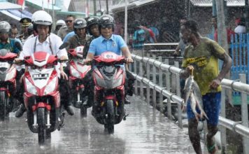 Saat Presiden Jokowi dan Ibu Iriana Berboncengan Naik Motor Listrik di Asmat