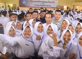 Presiden Bagikan 1.012 Kartu Indonesia Pintar di Majalengka