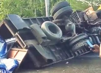 Kecelakaan Tunggal, Truk Terbalik di Depan Terminal Simbuang Akibat Pecah Ban