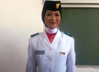 Si Cantik Pembawa Baki ‘Bendera Pusaka’ dari Pasangkayu