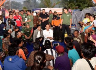 Sembari Duduk, Presiden Beri Semangat Anak Sekolah di Pengungsian