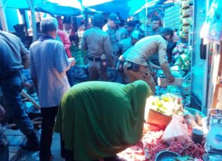 Pedagang di Sudut Pasar Lama Mamuju Jualan di Bahu Jalan, Maka Datanglah Satpol PP