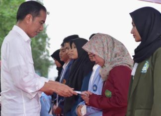 Presiden Serahkan Beasiswa kepada 5.144 Mahasiswa Terdampak Gempa di Lombok