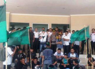 HMI Cabang Manakarra Demo di Kantor Gubernur Sulbar