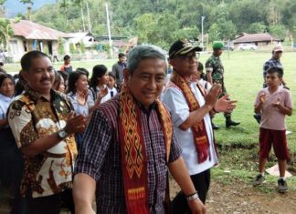 Gubernur ABM dan Bupati Habsi Disambut Meriah di Kalumpang