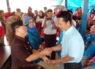 Bupati Aras Tammauni Serahkan Kunci Rumah Bagi 40 KK Warga Transmigran di Mateng
