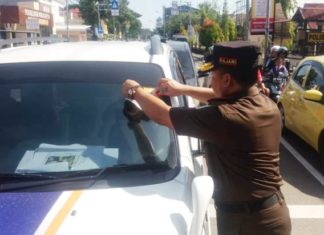 Kajari Mamuju Tempel Stiker di Kaca Mobil di Hari Anti Korupsi