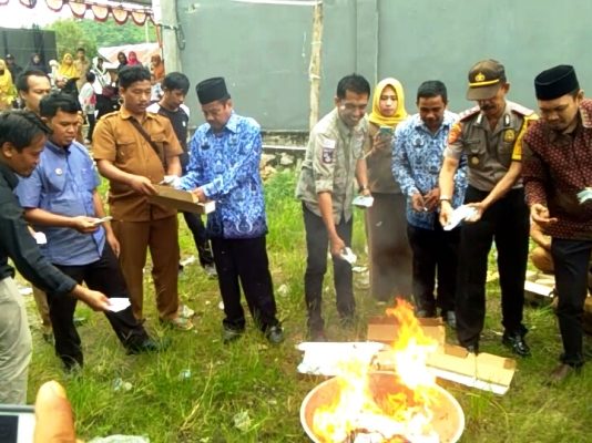 Pemusnahan 2.614 Keping KTP-el yang Rusak di Kabupaten Mateng