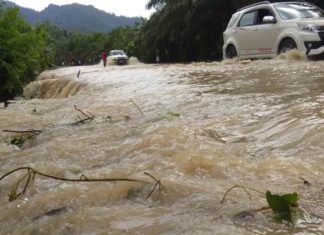 Air Sungai Topoyo Meluap Hingga Genangi Desa Tabolang