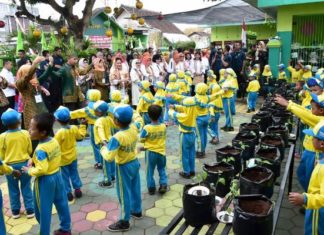 Ibu Negara Bertanam Hidroponik Bersama Anak-Anak PAUD