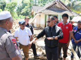 Kapolda dan Bupati Bantu Warga Korban Banjir Mamuju