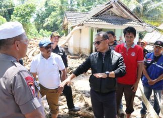 Kapolda dan Bupati Bantu Warga Korban Banjir Mamuju