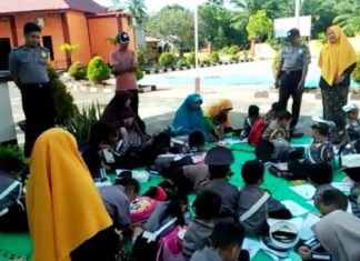 Anak-Anak Desa Kabubu Kenali Polisi Sejak Dini