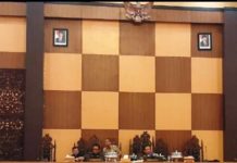Dalam Sidang Paripurna Dewan, Sekprov Sulbar Beri Penjelasan Terkait Pelaksanaan APBD Tahun 2018