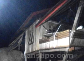 Sebuah Rumah Warga di Topoyo Tertimpa Longsoran Batu
