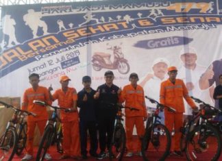 Pemkab Mamuju Berikan Hadiah Kepada Petugas Kebersihan