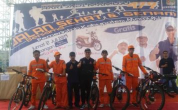 Pemkab Mamuju Berikan Hadiah Kepada Petugas Kebersihan