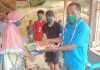 Pakai Dana Pribadi, Kades Leko Bantu Warganya yang Terdampak Covid-19