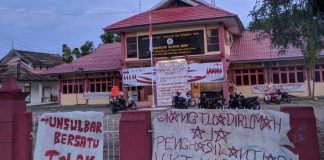 Mahasiswa Unsulbar Demo Kampusnya, Ada Apa?