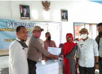 Kades Budong – budong Salurkan BLT