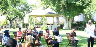 Serahkan Bantuan Modal Kerja, Presiden: Usahakan Tetap Bertahan Hingga Keadaan Kembali Normal