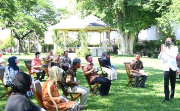 Serahkan Bantuan Modal Kerja, Presiden: Usahakan Tetap Bertahan Hingga Keadaan Kembali Normal