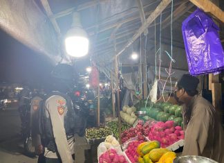 Harkamtibmas Samapta Polda Sulbar Ajak Pedagang Pasar Tetap Pakai Masker