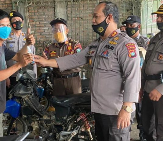 Polres Mateng Bagi Masker dan Hand Sanitizer, Gratis