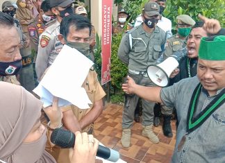 Tantang DP3A Mateng, Pengeras Suara Toa Dibanting oleh Pendemo