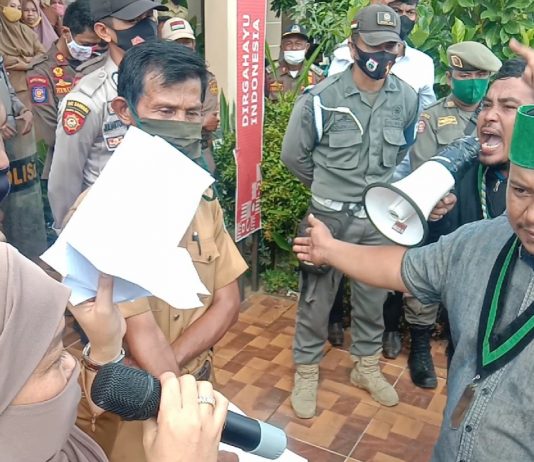 Tantang DP3A Mateng, Pengeras Suara Toa Dibanting oleh Pendemo