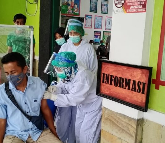 Pemdes Lamba-Lamba dan Polo Camba Beserta Tenaga Pendidik Divaksin