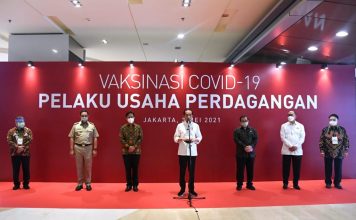 Presiden Jokowi Tinjau Vaksinasi Massal bagi Pelaku Usaha Perdagangan