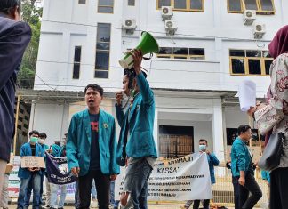 Unjuk Rasa, Mahasiswa Unimaju Segel Kampus
